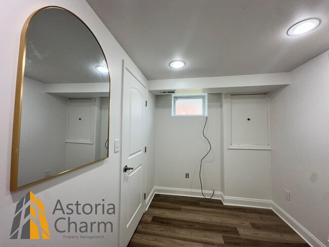 Building Photo - Spacious 4 Bedroom + Den Home with Private...