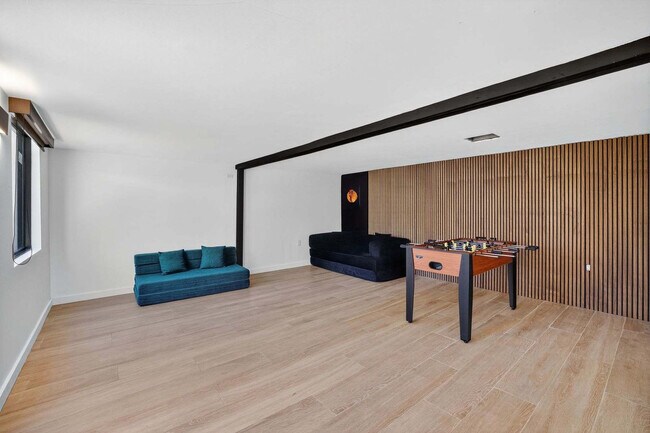 Building Photo - 511 S Riverhills Dr