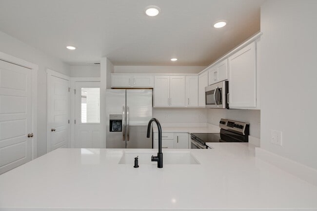 Building Photo - 2 Bedroom Cottage Now Available!