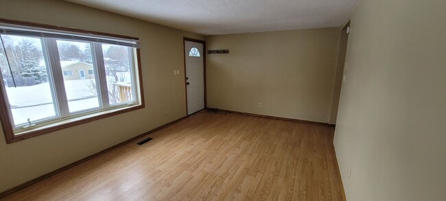 Building Photo - Spacious 4 Bedroom home