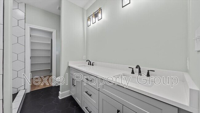 Building Photo - 1068 Bruce St