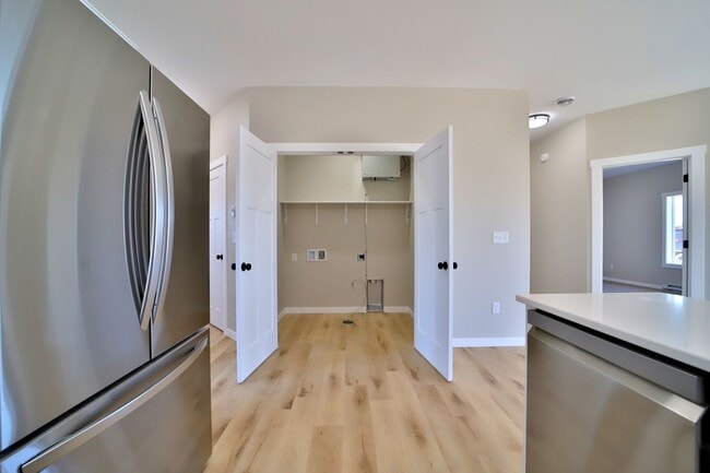 Building Photo - 781 Palomino Ave W