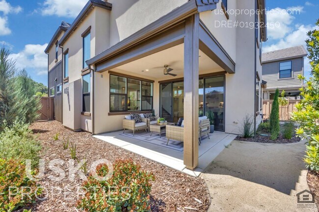 Building Photo - 7095 Soleil Wy