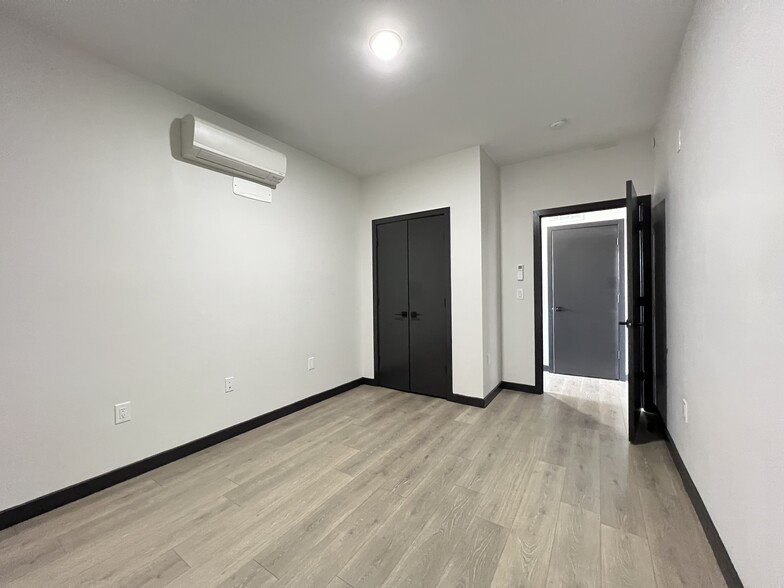 Building Photo - 100 Sackett St