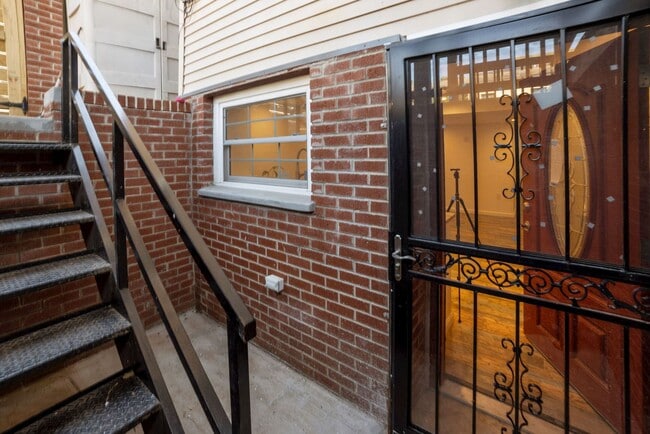 Building Photo - 1 Month Off! Available Now!  // 3bedroom 2.5 bathroom Condo// Trinidad//Private Parking Included