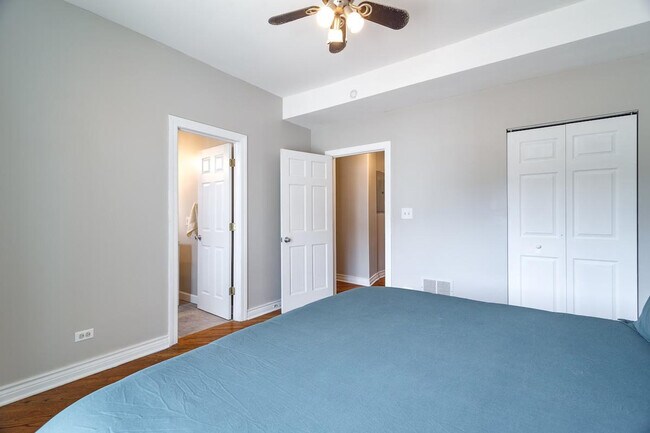 Building Photo - 2214 W Barry Ave