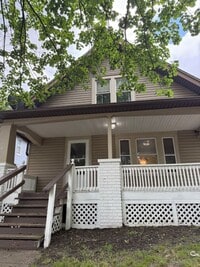 Building Photo - Large 3 Bedroom home with 2 car garage
