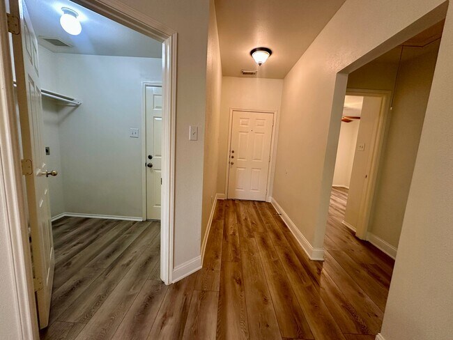 Building Photo - For Lease | 3 Bed, 2 Bath | 1,528 Sq Ft | ...