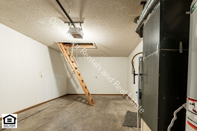 Building Photo - 4934/4936 Vermont Lane