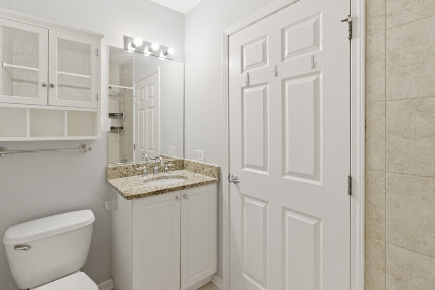 Building Photo - 873 N Larrabee St