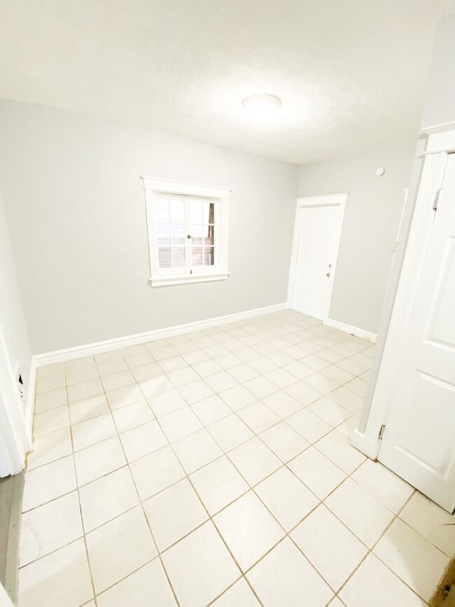 Building Photo - Spacious 2 bed 1 bath just south of Cherokee