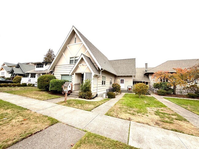 Primary Photo - Desired Neighborhood! 3bd 1ba w/new flooring