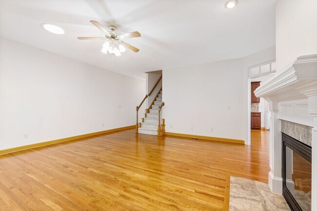 Building Photo - Exceptional 5-Bedroom Residence in the Hea...