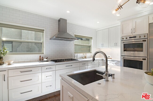 Building Photo - 326 N Vista St