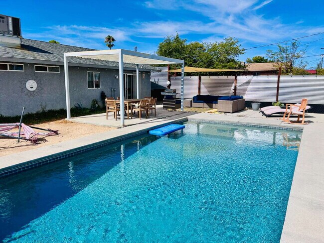 Building Photo - Charming 3 Bedroom House with Pool in Friendly Hills, Joshua Tree