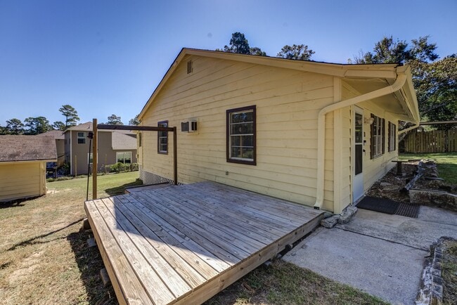 Building Photo - 711 Cherokee Dr