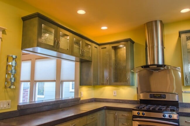 Building Photo - 4Bd/2.75Ba Seattle House