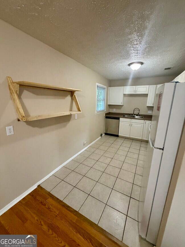 Building Photo - 814 Crestwood Terrace