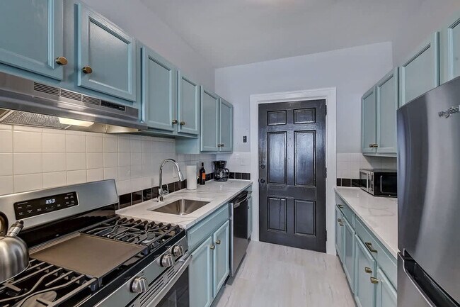 Building Photo - 518 Lamar Ave