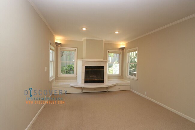 Building Photo - Piedmont Home with Bedroom Suite and Enclosed Yard