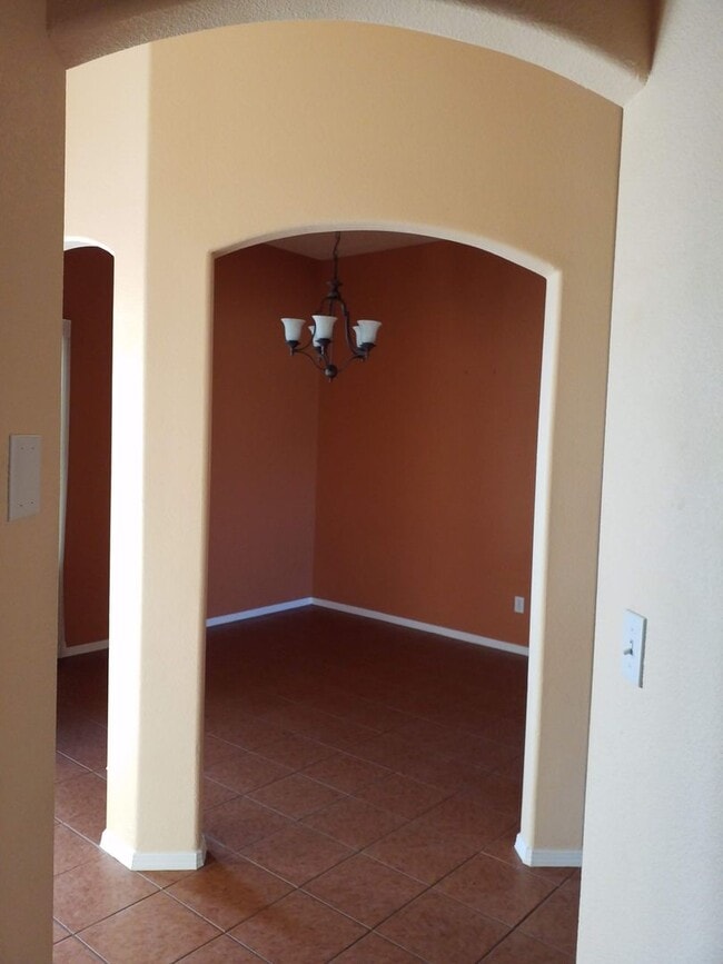 Building Photo - Large 3 Bedroom, 2 Bath Home