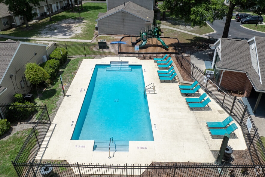 Pool - Hampton Ridge Apartments