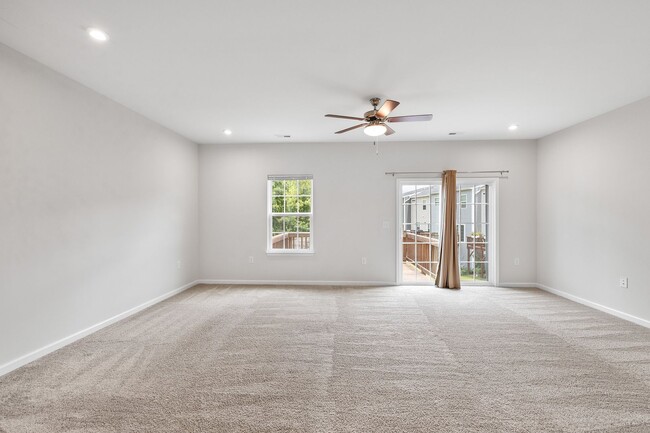 Building Photo - **End Unit 3/3 Townhome in Great Location**