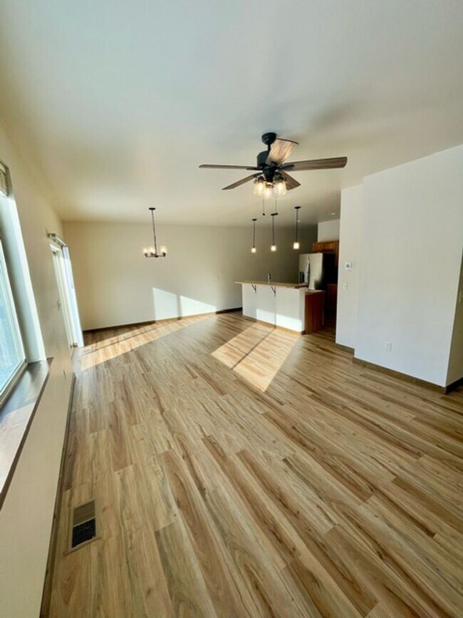 Building Photo - Townhouse - 3 Bedrooms 2 1/2 Bathrooms