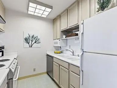 Building Photo - 1 Surf Way