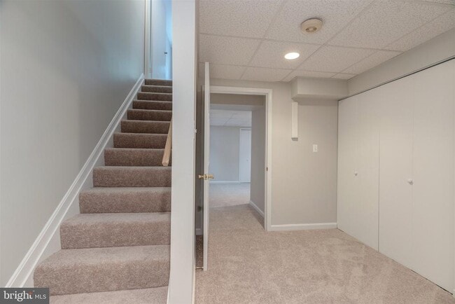 Building Photo - 2440 S Walter Reed Dr