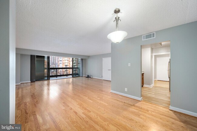 Building Photo - 3800 Fairfax Dr