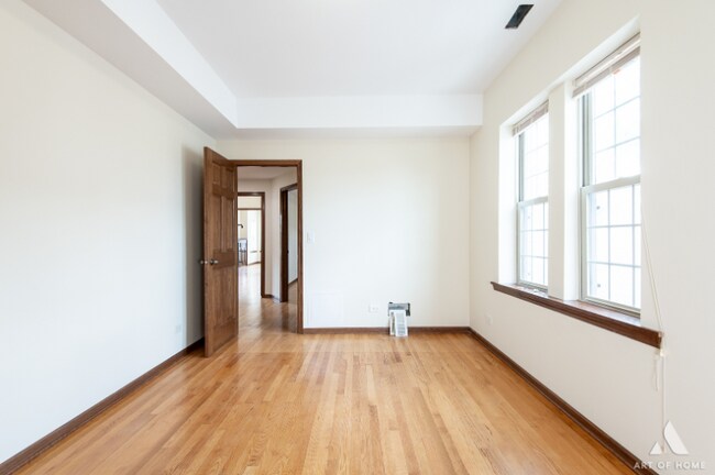 Building Photo - 3301 N Kilbourn Ave