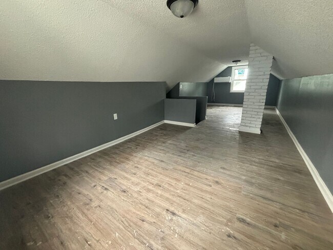 Building Photo - 4 Bed 2 Bath Home with Garage Near Swope PKWY Available NOW!