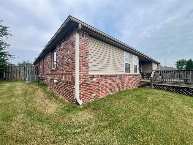 Building Photo - 800 Sienna Dr