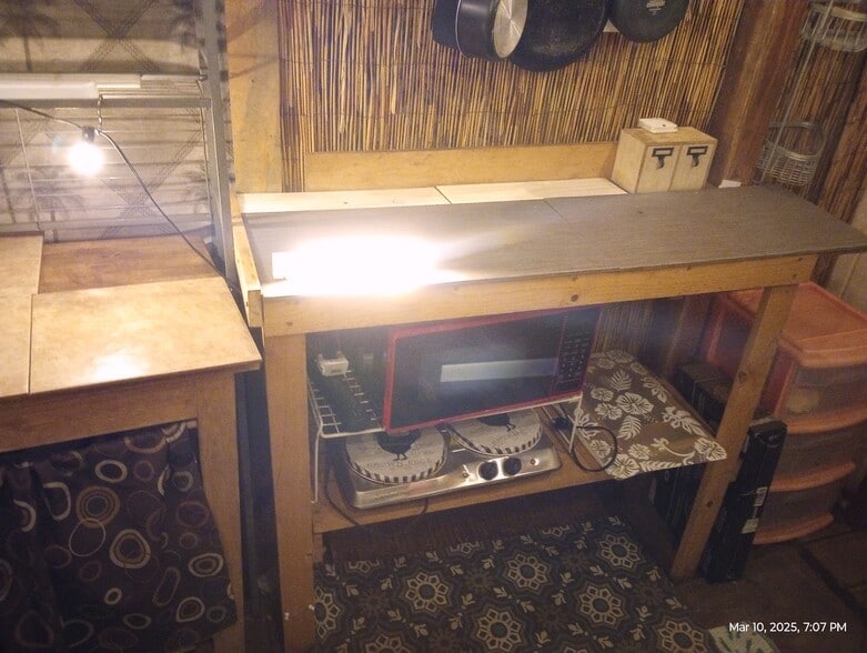 Microwave, 2 burner cooktop, garden sink for more basic Meals. (6 min. to Safeway) - 281 Kaikea St