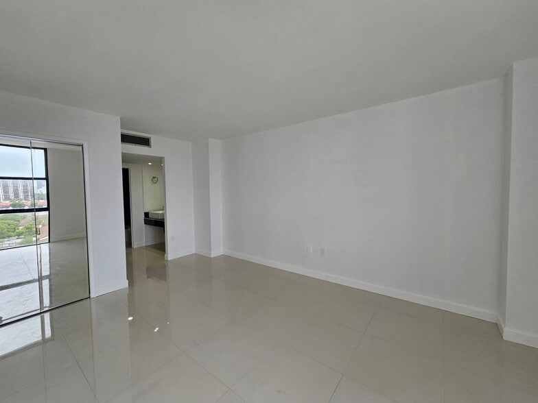 Building Photo - 3675 N Country Club Dr