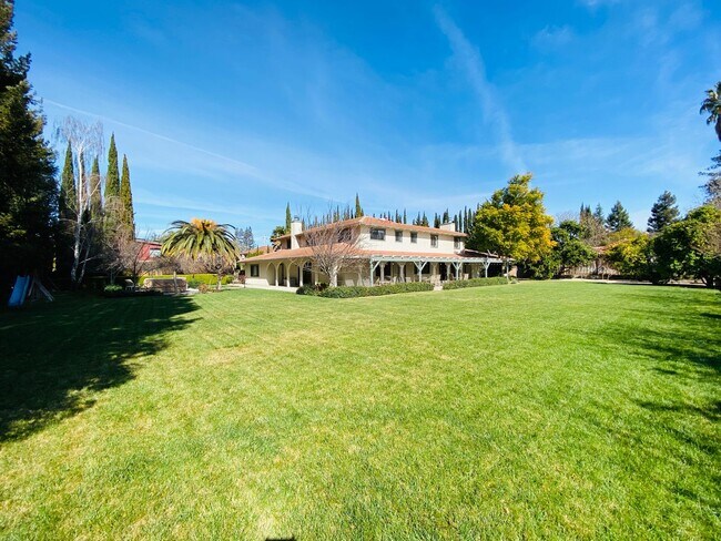 Building Photo - Extraordinary home with expansive yard on a flag lot in Mountain View.  Great Location and Schools.