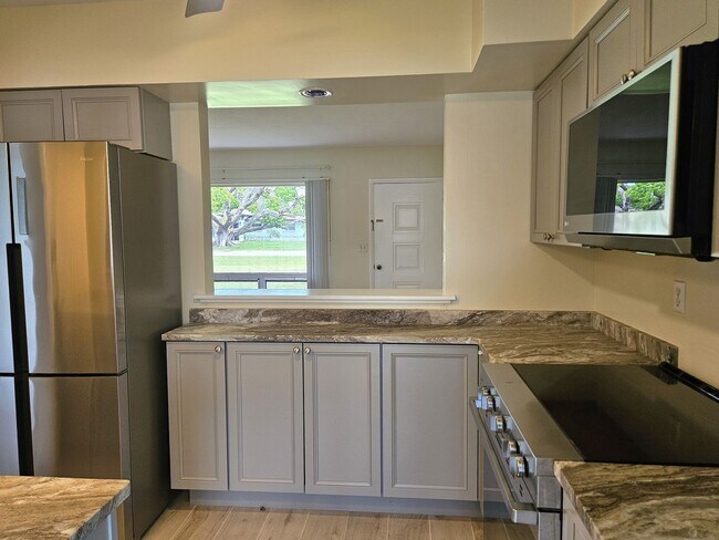 Building Photo - Annual Unfurnished 2 Bedroom, 2 Bath Duple...