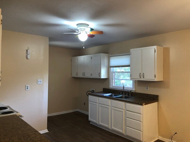 Building Photo - 1846 Colony Dr