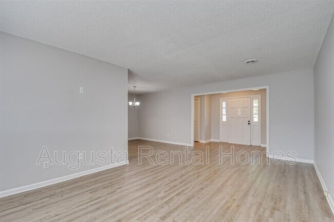 Building Photo - 134 Holiday Dr