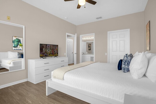 Building Photo - 2307 Silver Palm Dr