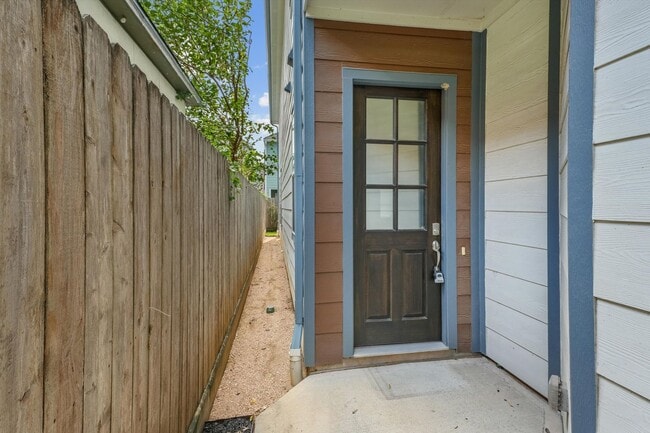 Building Photo - Exquisite 2-Story Home in a Prime Location...