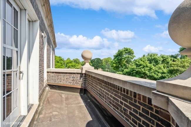 Building Photo - 2700 N Lakeview Ave