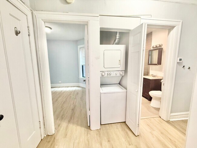Building Photo - Beautiful 1 Bed 1Bath in the Andersonville area