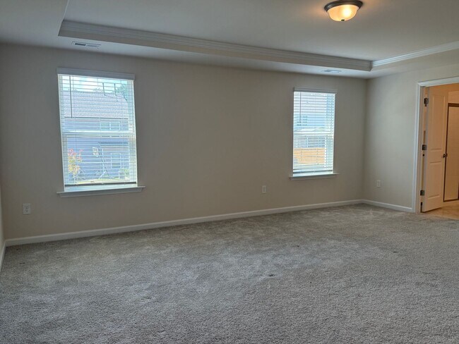 Building Photo - AMAZING LOCATION, Fantastic 3 Bed Home, In...