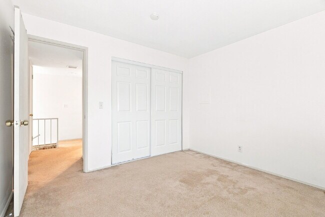 Building Photo - Renton 2 Bedroom in Great Location Available!