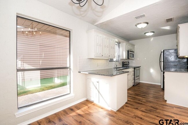 Building Photo - 5827 Hollytree Dr