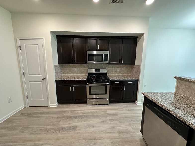 Building Photo - 373 Durants Neck Ln