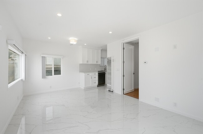 Building Photo - 220 39th St