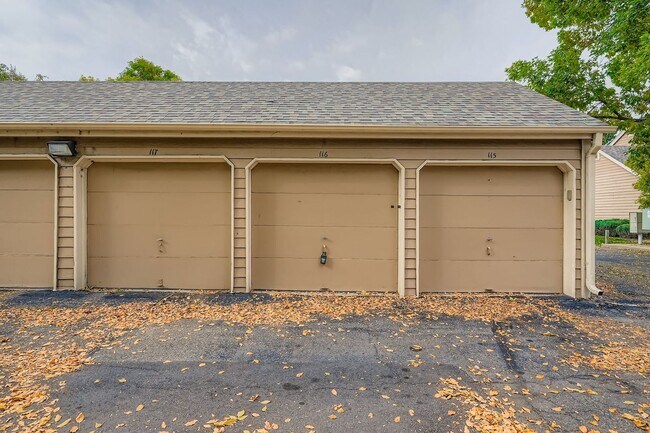 Building Photo - Stylish Townhome with Loft, Fireplace & Ga...